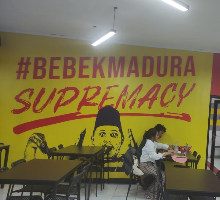 Suasana di restoran Bebek Carok Rawamangun